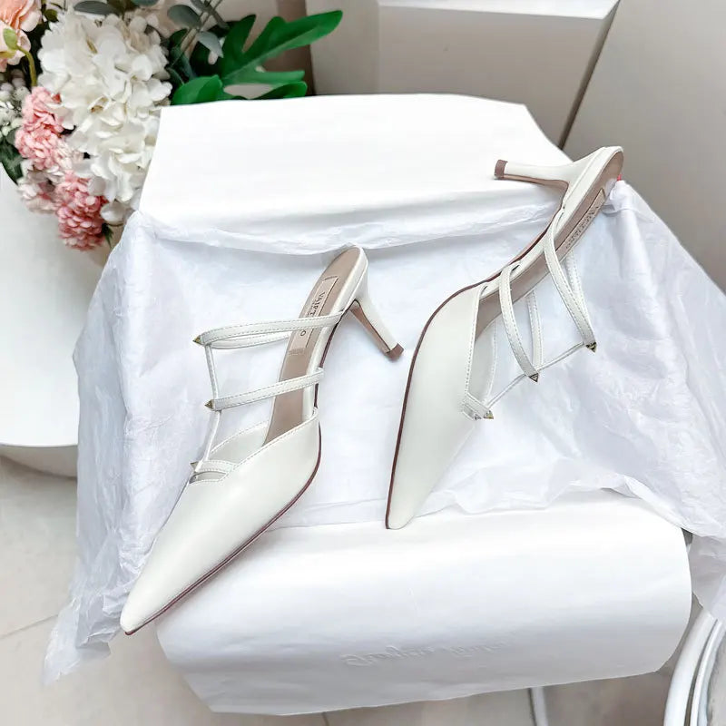 Hoge hakken spitse slippers 2026 lente en zomer nieuwe stijl lederen bovenwerk spitse metalen rivet lage instap damesschoenen